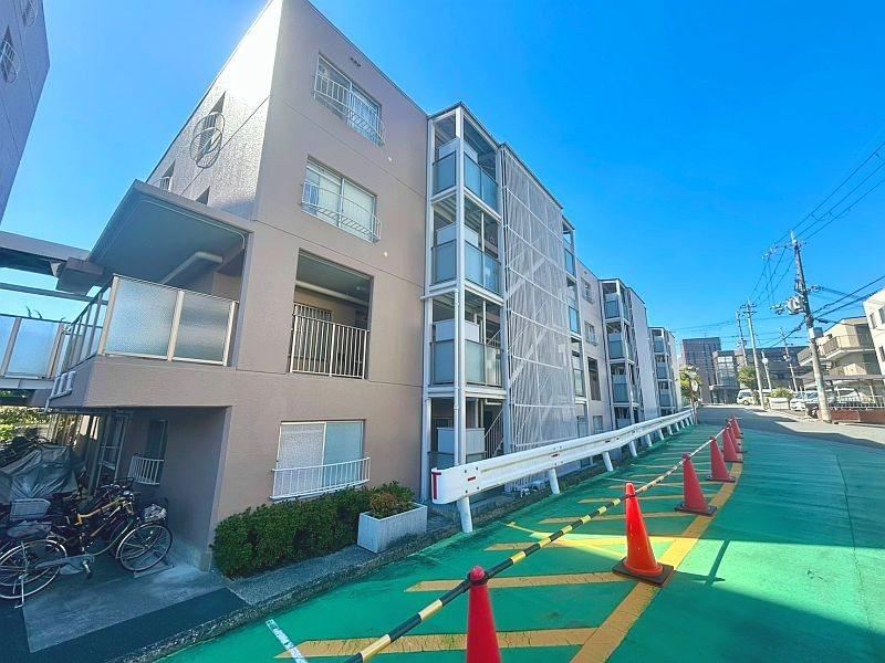 4LDK apartment in Takatsuki, Osaka - Photo 1