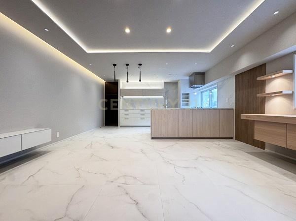 2LDK apartment in Minato Ward, Tokyo - Photo 1