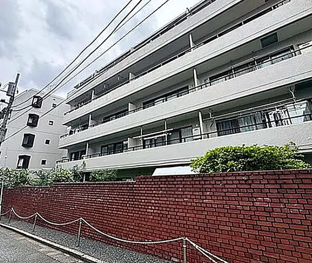 2LDK apartment in Shinjuku Ward, Tokyo - Photo 1