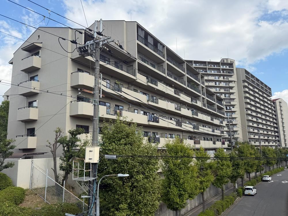 5LDK apartment in Suita, Osaka - Photo 1