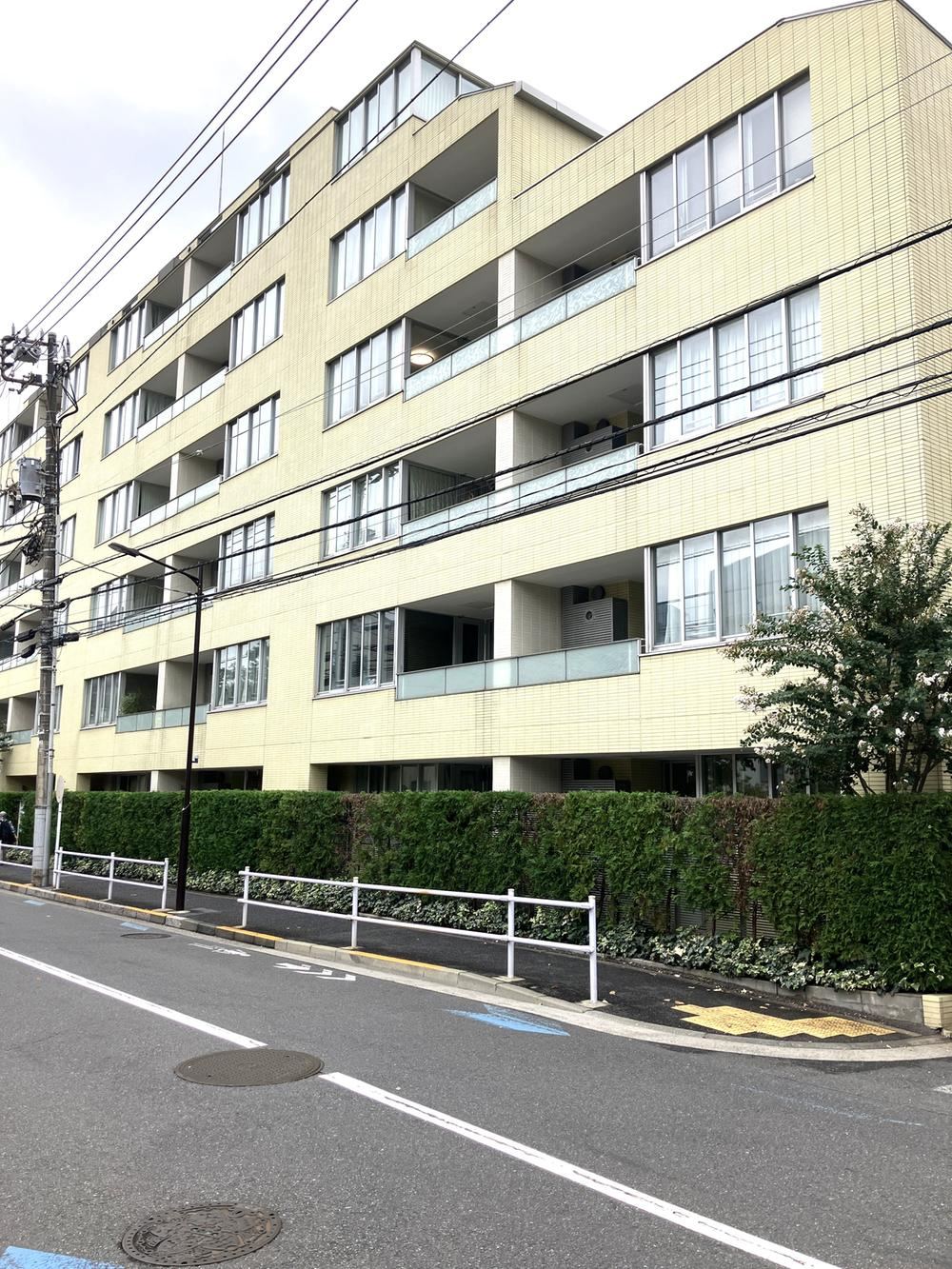 3LDK apartment in Minato Ward, Tokyo - Photo 1