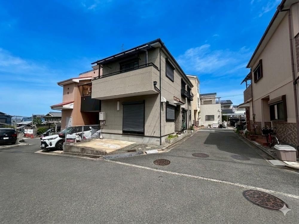 4LDK house in Higashiosaka, Osaka - Photo 1