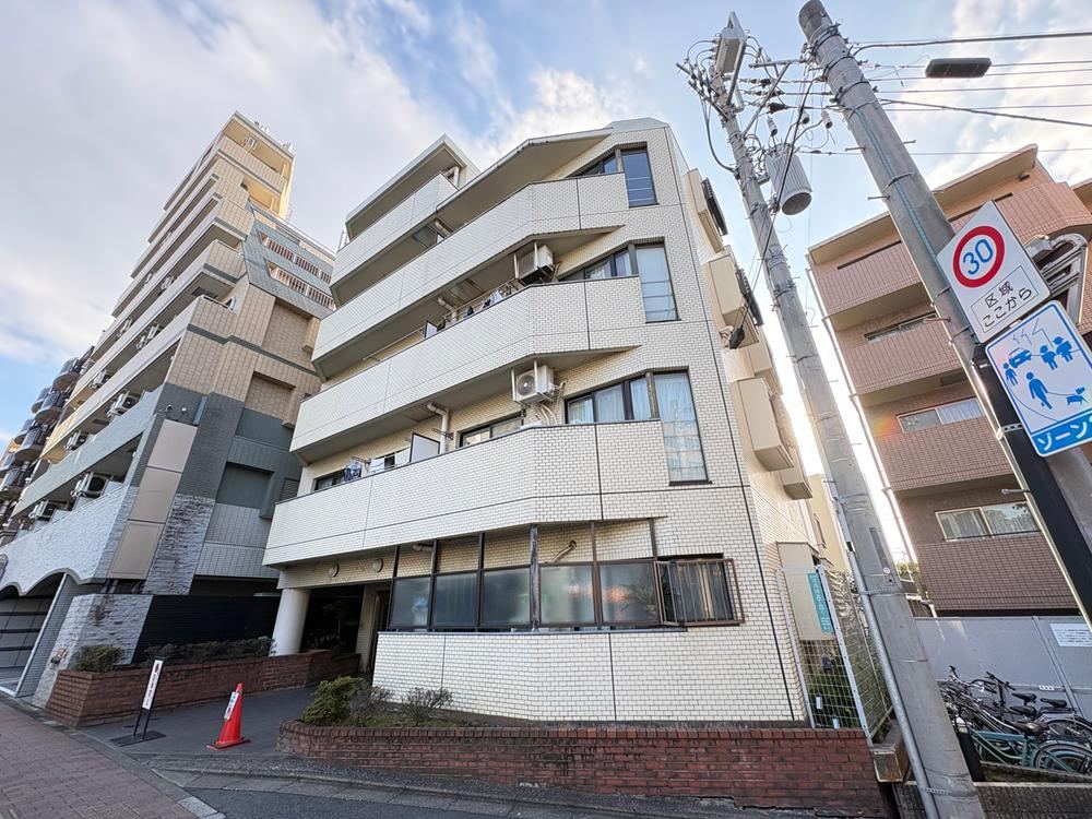 2LDK apartment in Toshima Ward, Tokyo - Photo 1