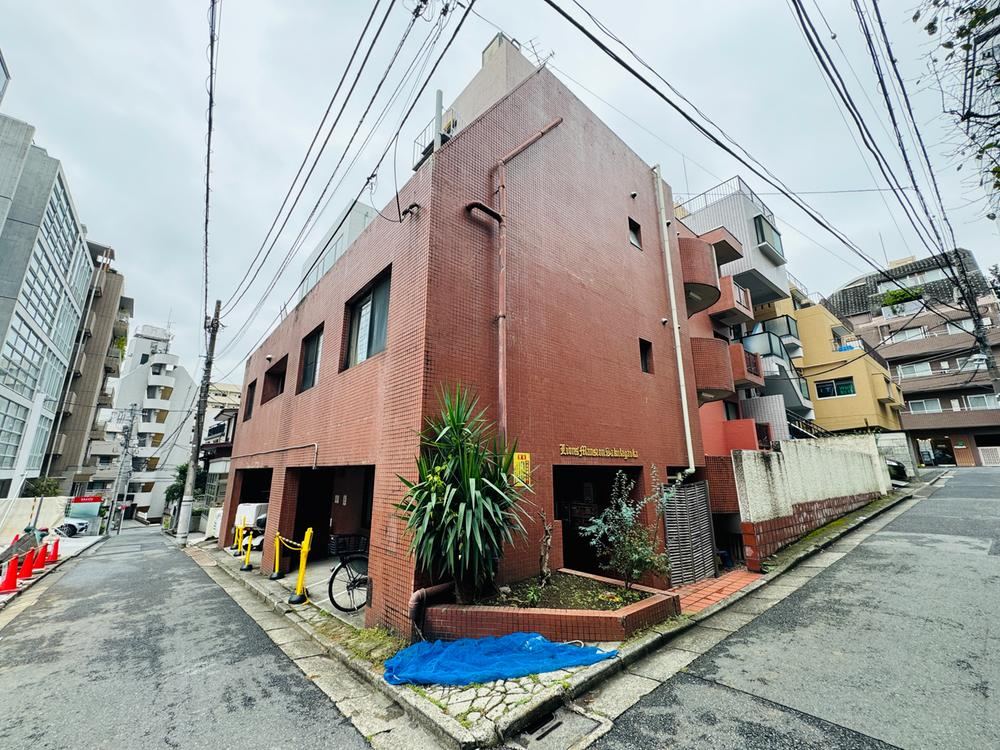 studio apartment in Shibuya Ward, Tokyo - Photo 1