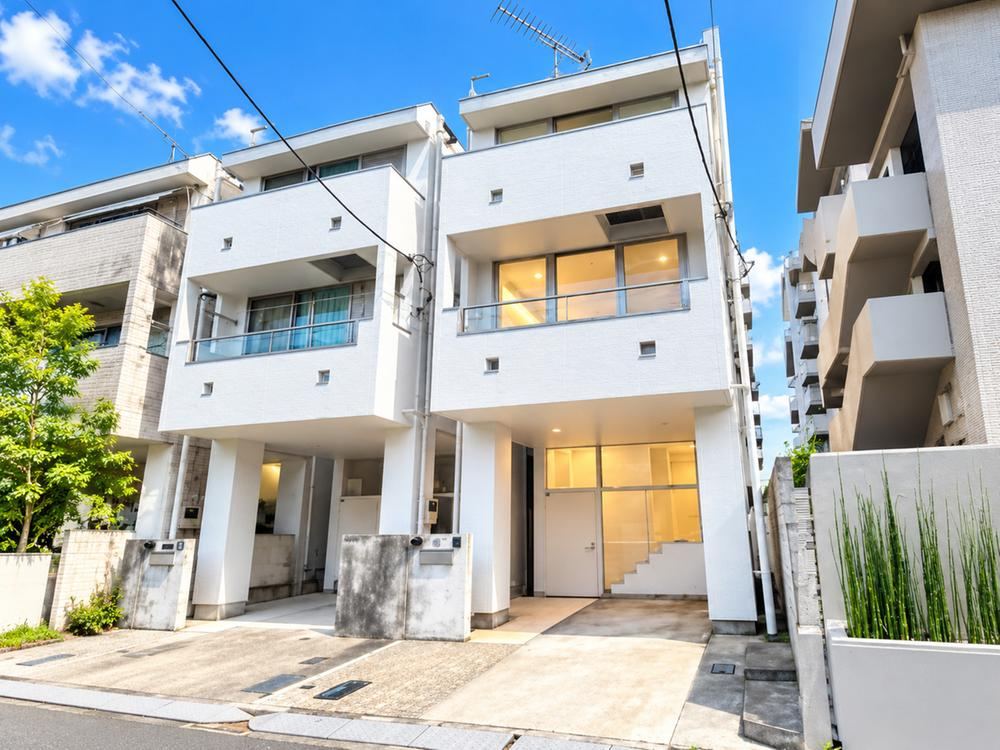 4LDK house in Ota Ward, Tokyo - Photo 1