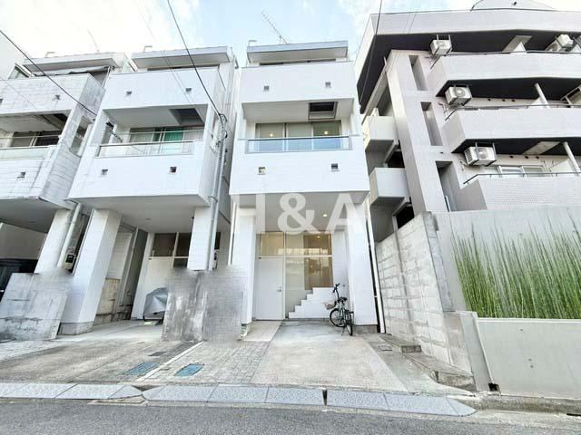 4LDK house in Ota Ward, Tokyo - Photo 1