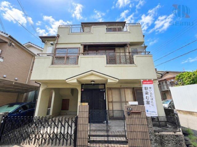 6LDK house in Takatsuki, Osaka - Photo 1