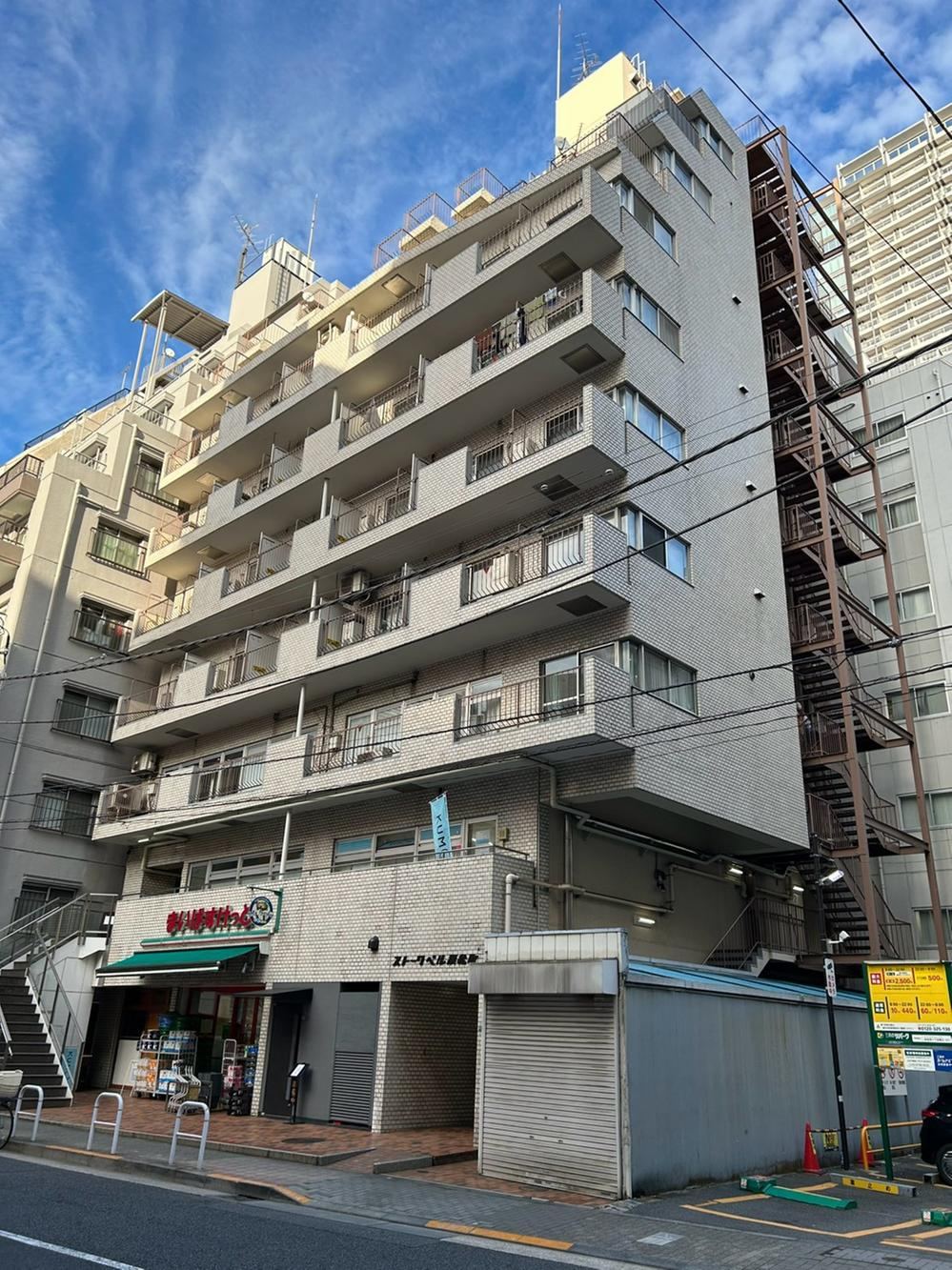 studio apartment in Minato Ward, Tokyo - Photo 1