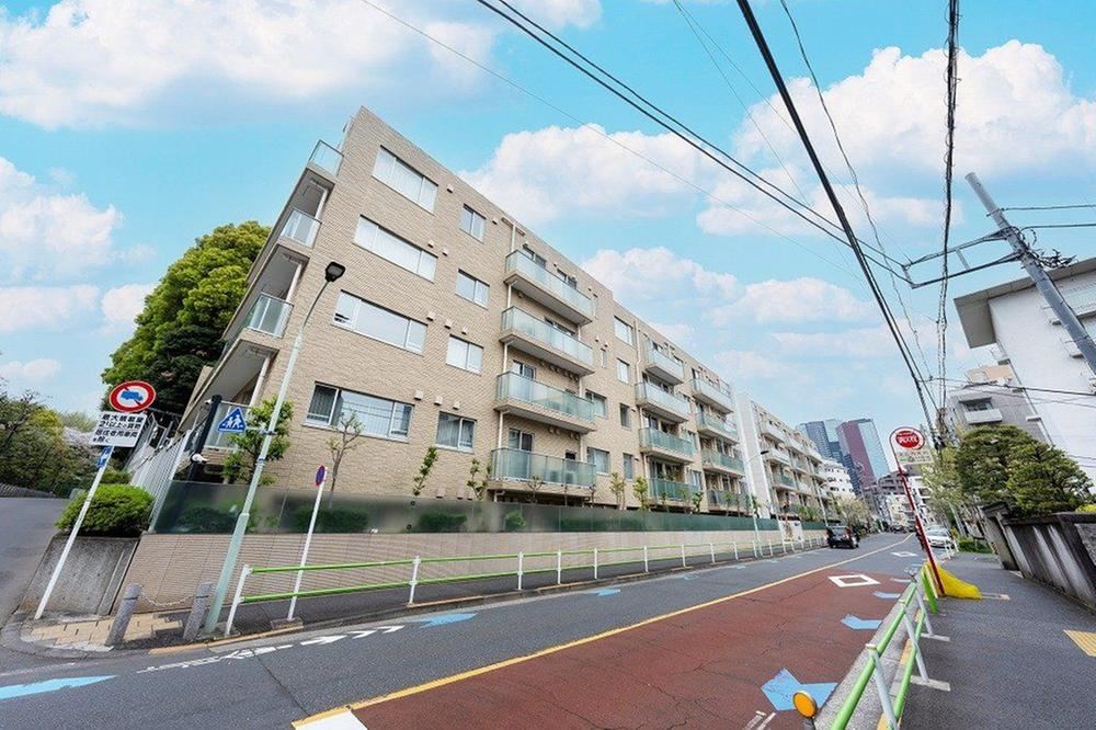 3LDK apartment in Minato Ward, Tokyo - Photo 1