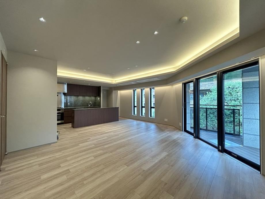 2LDK+S apartment in Minato Ward, Tokyo - Photo 1