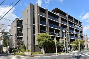2LDK+S apartment in Meguro Ward