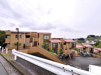 2LDK+S apartment in Naka Ward, Yokohama