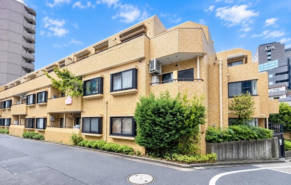 2LDK apartment in Shinjuku Ward, Tokyo - Photo 1