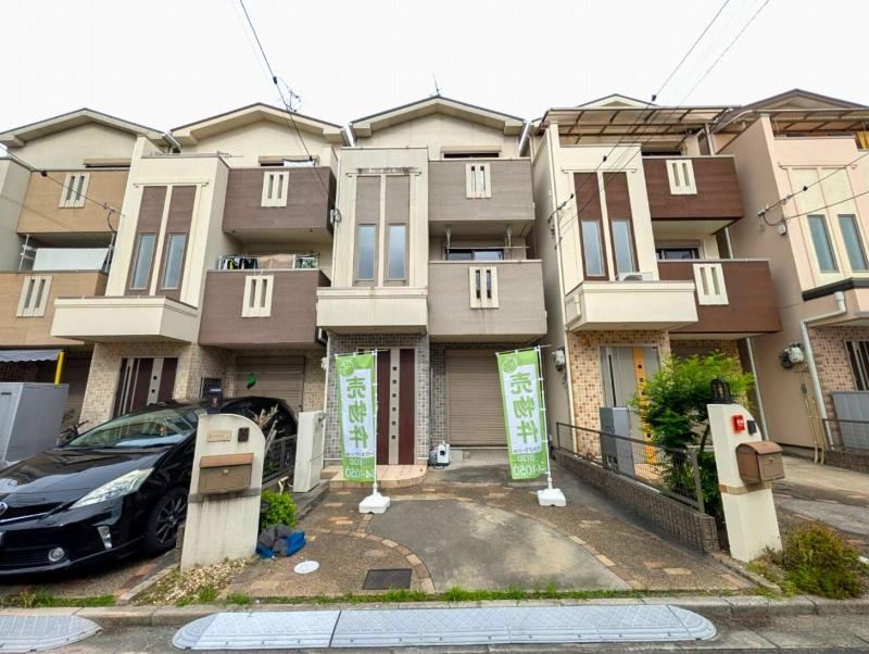 4LDK house in Higashiosaka, Osaka - Photo 1