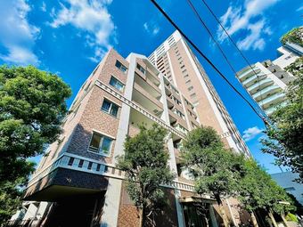 2LDK+S apartment in Shinjuku Ward