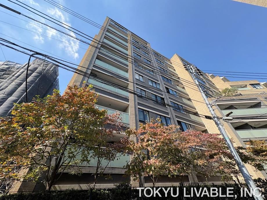 2LDK apartment in Minato Ward, Tokyo - Photo 1