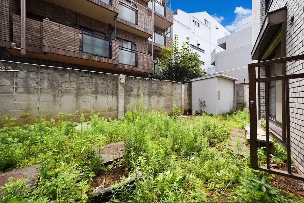 1LDK apartment in Shinjuku Ward, Tokyo - Photo 1