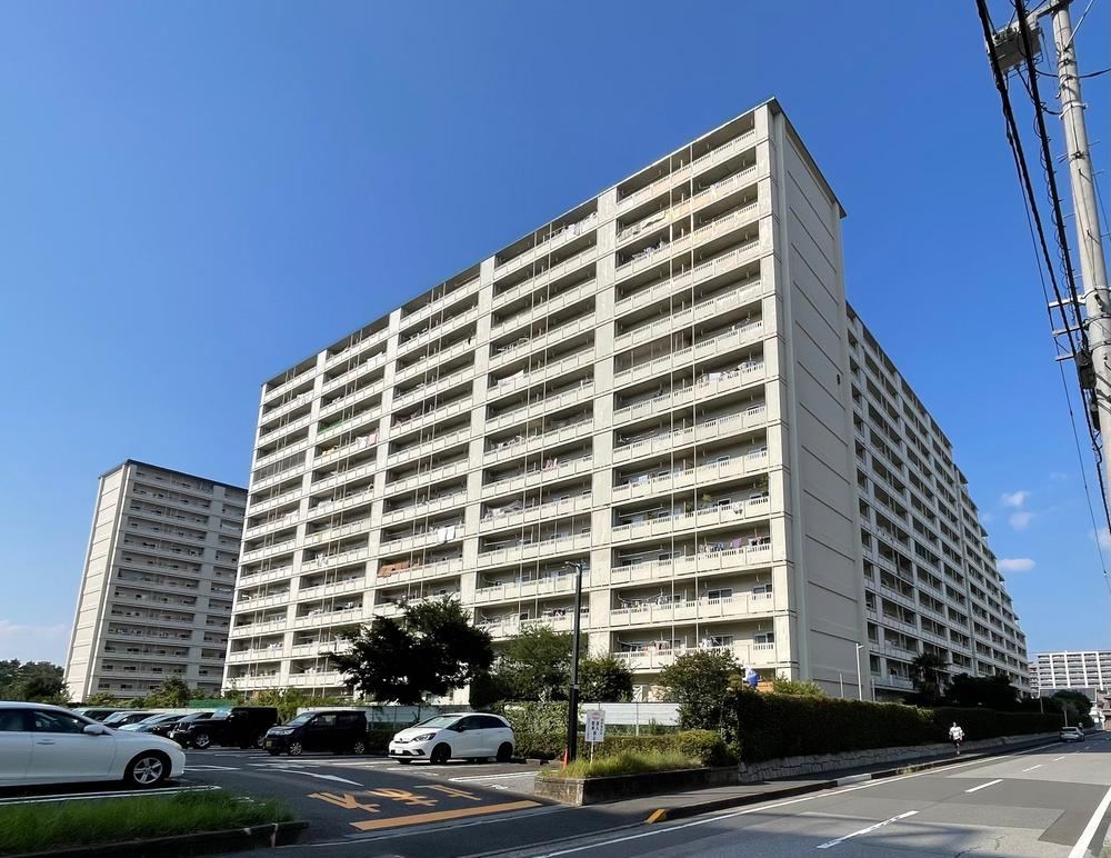 3LDK apartment in Mihama Ward, Chiba - Photo 1
