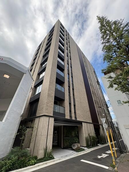 2LDK apartment in Minato Ward, Tokyo - Photo 1