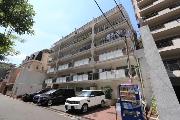 2LDK apartment in Minato Ward, Tokyo - Photo 1