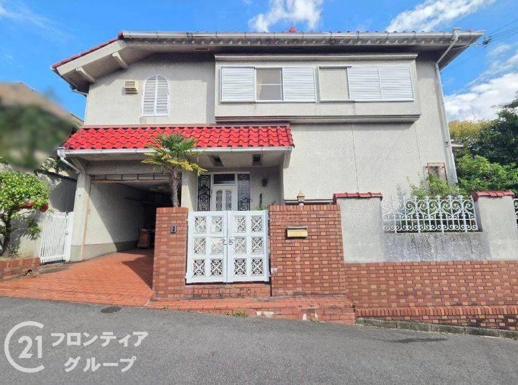 6LDK house in Hirakata, Osaka - Photo 1
