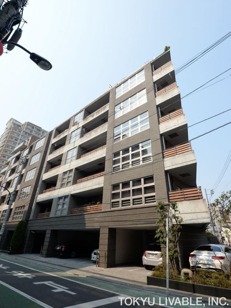 1LDK+S apartment in Shinjuku Ward, Tokyo - Photo 1