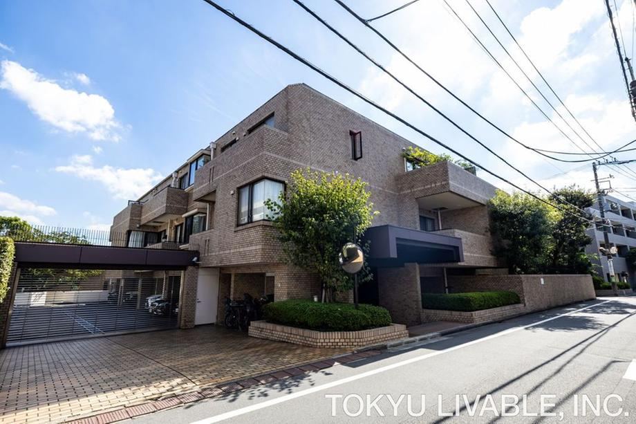 3LDK apartment in Shibuya Ward, Tokyo - Photo 1