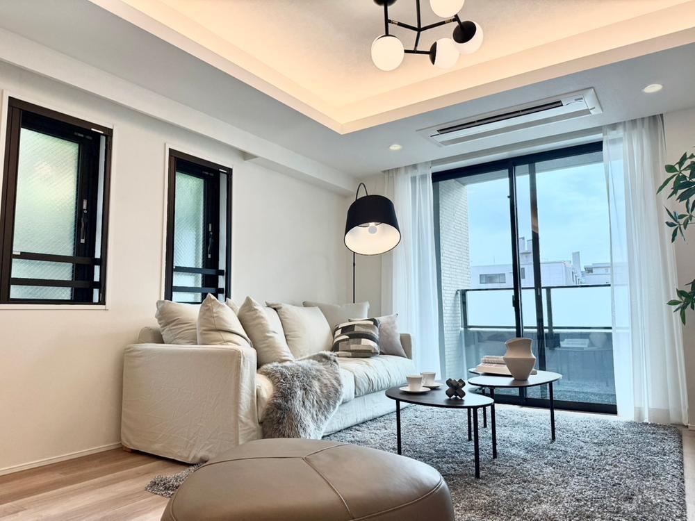 2LDK+S apartment in Minato Ward, Tokyo - Photo 1