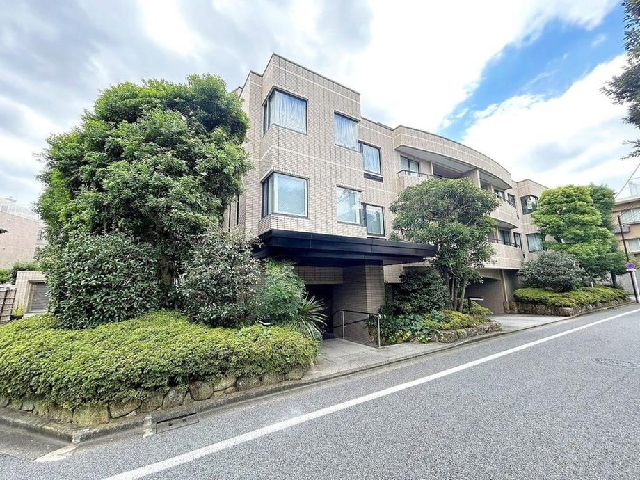 3LDK+S apartment in Bunkyo Ward, Tokyo - Photo 1