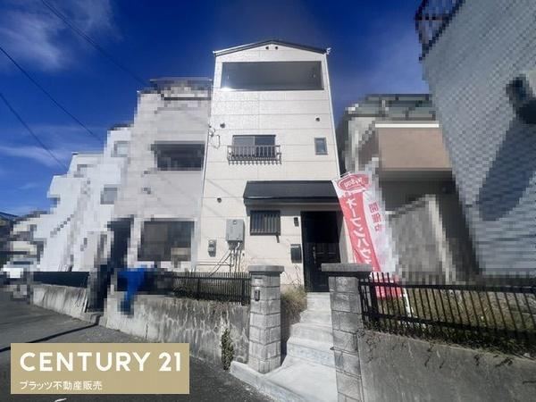4LDK house in Suita, Osaka - Photo 1