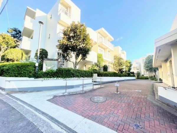 3LDK apartment in Totsuka Ward, Yokohama, Kanagawa - Photo 1