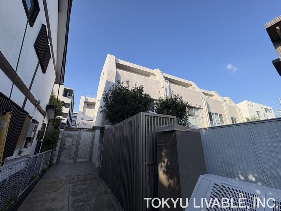 2LDK apartment in Meguro Ward, Tokyo - Photo 1