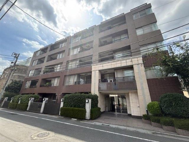 2LDK apartment in Shibuya Ward, Tokyo - Photo 1