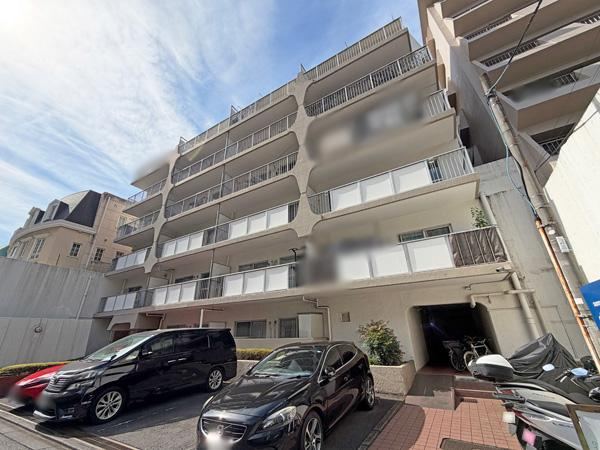 2LDK apartment in Minato Ward, Tokyo - Photo 1