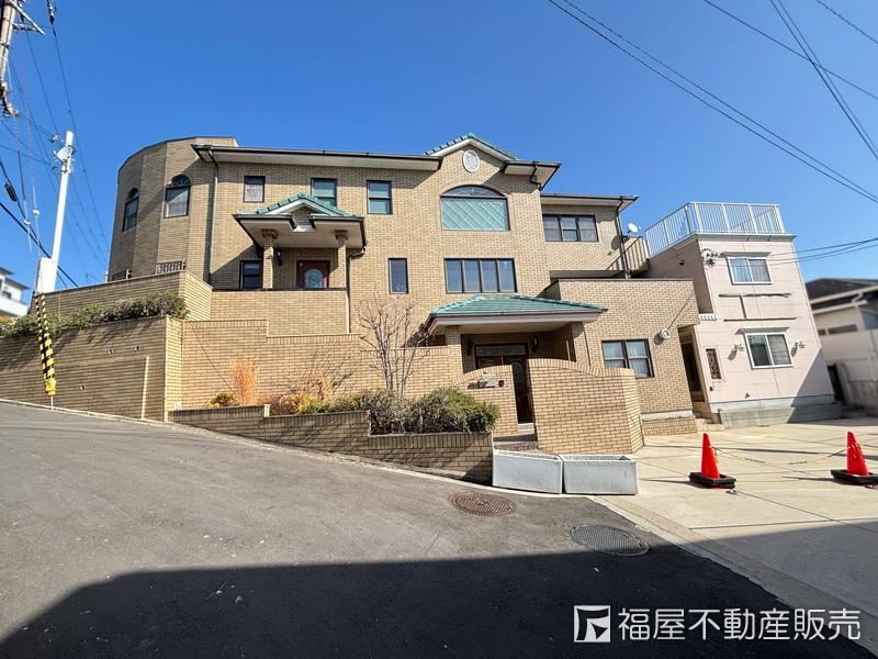 Expansive 8LDK Home with Scenic Views in Miyamacho - Photo 1