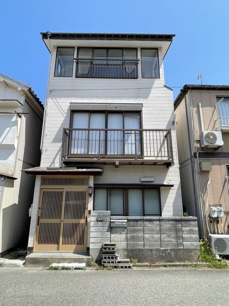 3-Story House with Good Access in Niigata - Photo 1