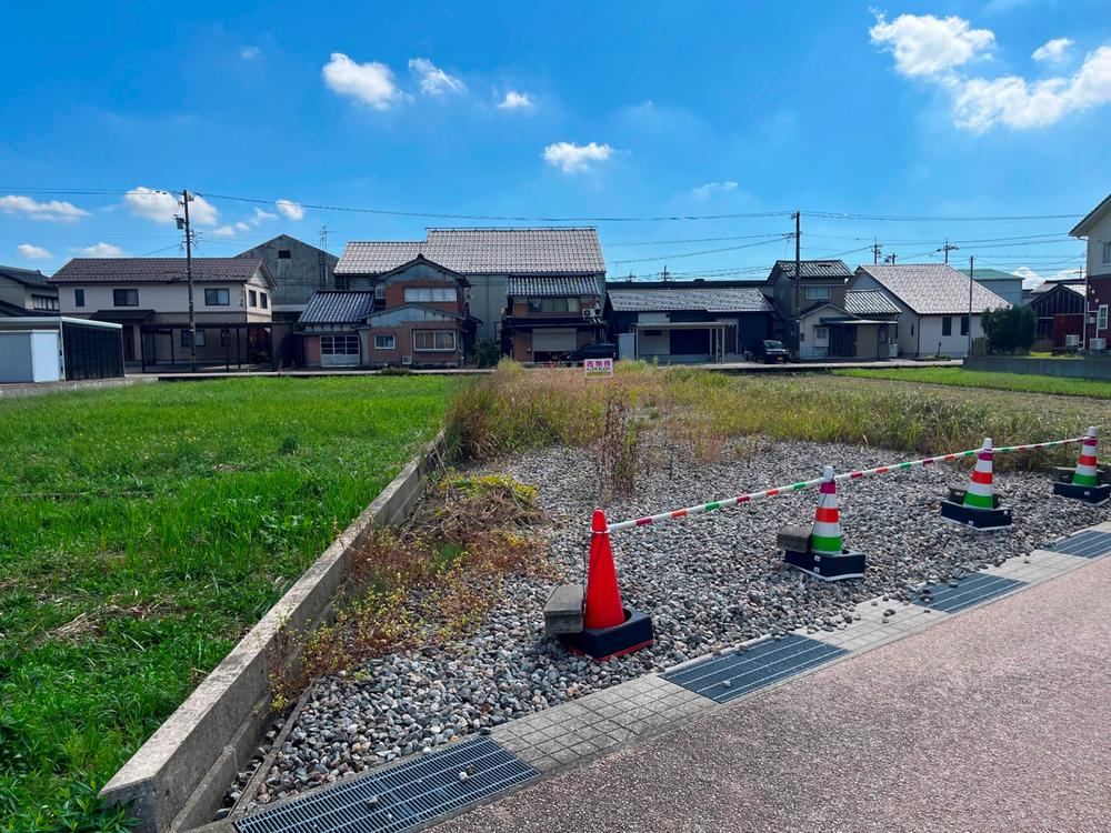 352 m² land in Takaoka, Toyama - Photo 1