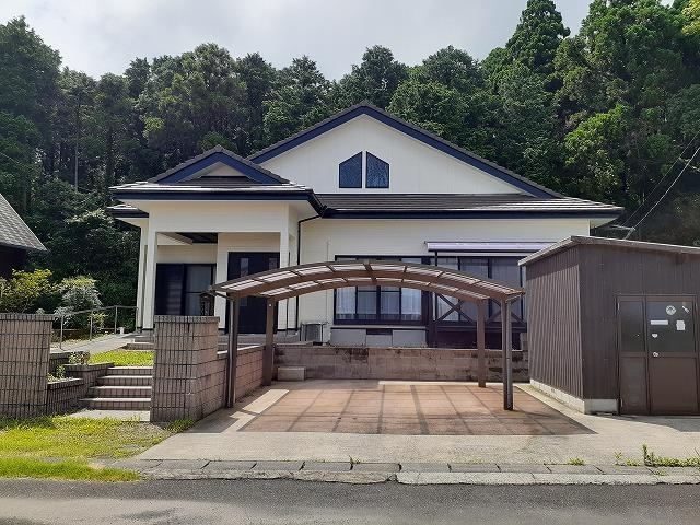 Spacious 4LDK Detached House with Carport in Kanoya - Photo 1