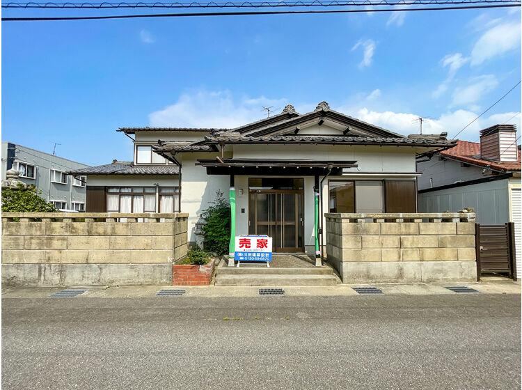 Spacious 7DK House on a Corner Lot in Toyama - Photo 1