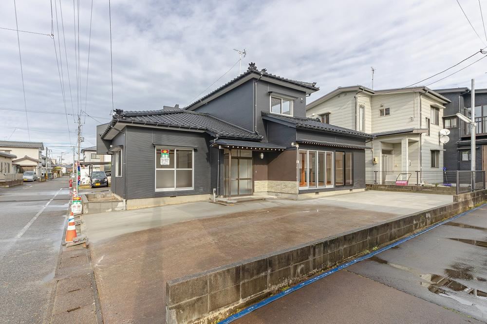 Seismic-Resistant House Facing a Wide Road - Photo 1