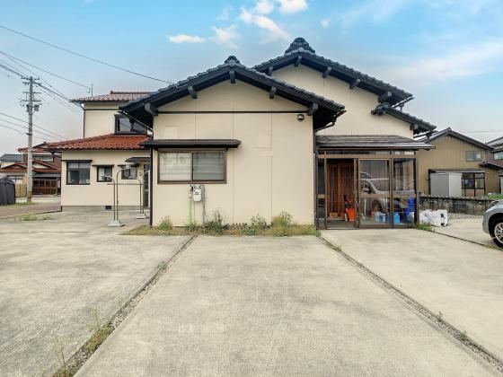 Spacious 6LDK Home with Renovation and BBQ Area - Photo 1