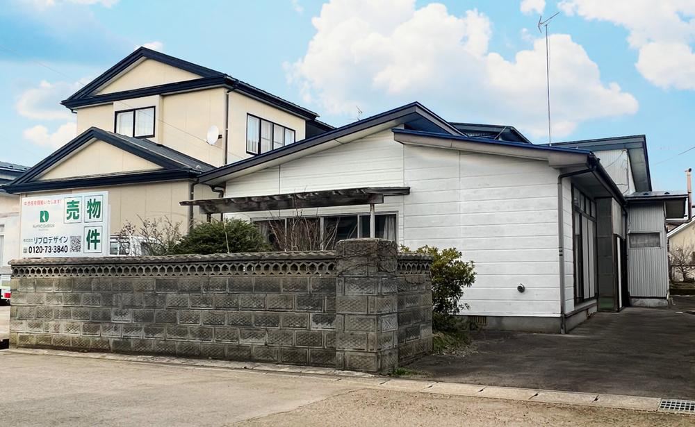 Charming 6DK Home with Parking Near Hachirogata Station - Photo 1