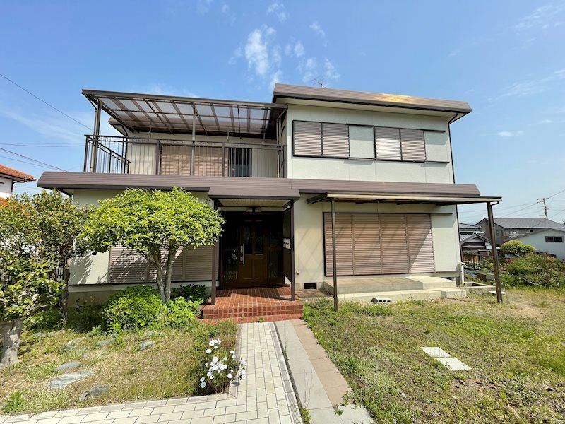 Spacious 4LDK House on Over 100 Tsubo Lot in Niihama - Photo 1