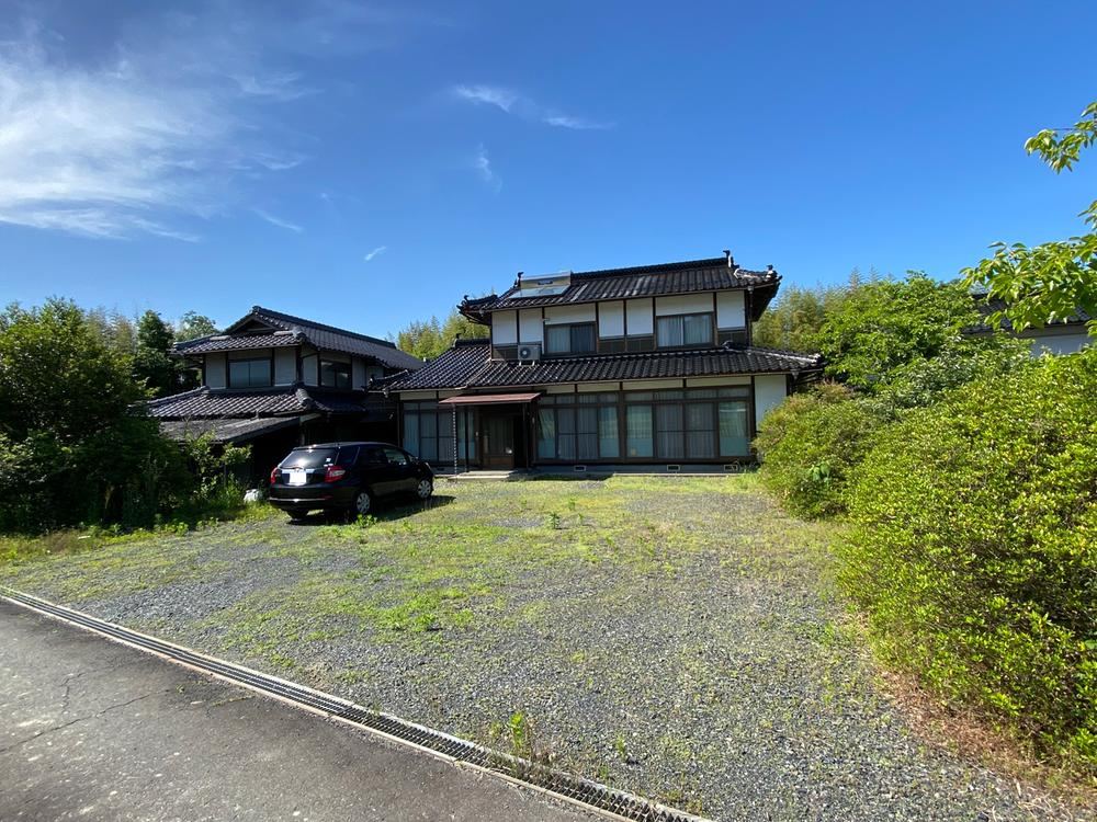 Spacious 5LDK House with Mountain Views in Tsuyama - Photo 1