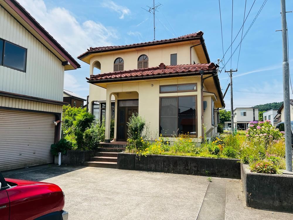 Convenient Family Home with Garage in Fuchu Town - Photo 1