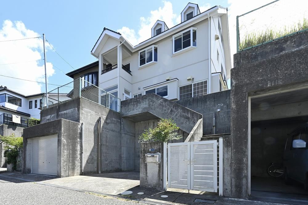 Stylish 3-Story Home with Sea View - Photo 1