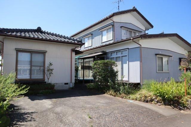 Versatile House with Detached Space - Photo 1