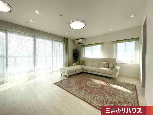 Bright 3LDK Corner Apartment in Shin-Misato - Photo 1