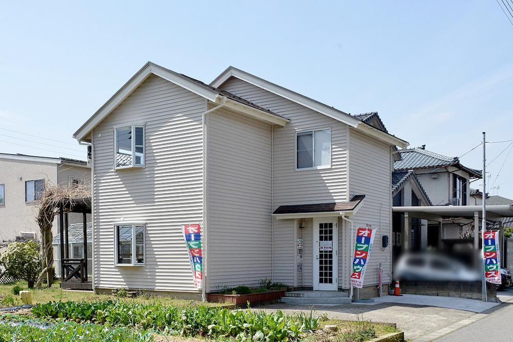 Bright 4K Home with Garden and Greenhouse - Photo 1
