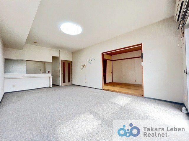 Sunny 3LDK Apartment with Excellent Views - Photo 1